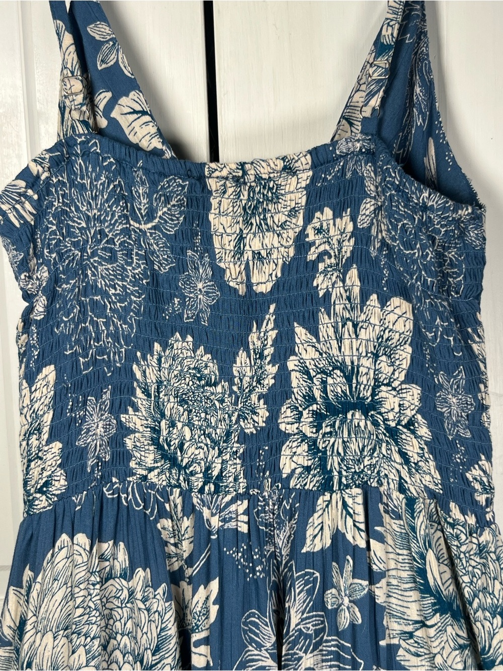 Angie Blue/white Floral Print Spaghetti Strap Dress Smocked Upper Back Size M - Picture 4 of 6